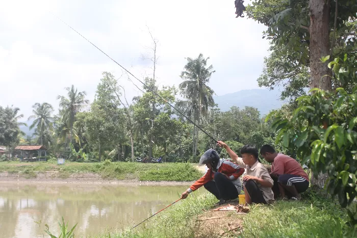 Dam Gubrih Bondowoso Jadi Tempat Melepas Penat Pemancing