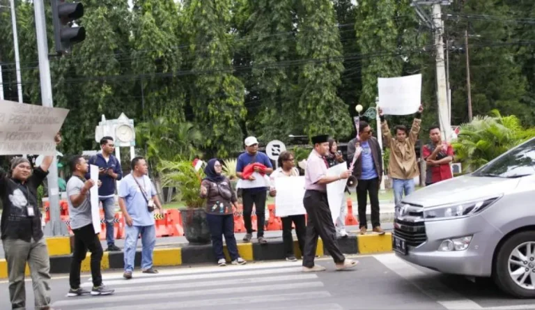 PWI Situbondo Aksi Damai Peringati HPN 2024