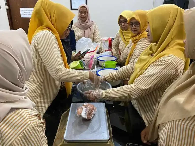 BKKBN Jatim Latih Kelompok Usaha di Blitar Bikin Roti