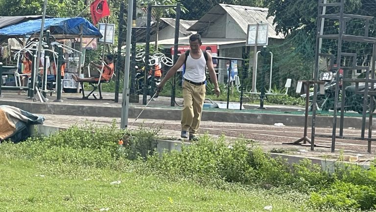 Pembersihan Rutin Rumput Liar Lapangan Desa Jatimulyo
