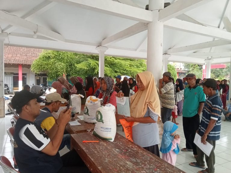 Desa Cangkring Jenggawah Lagi Bagi Bagi Bansos