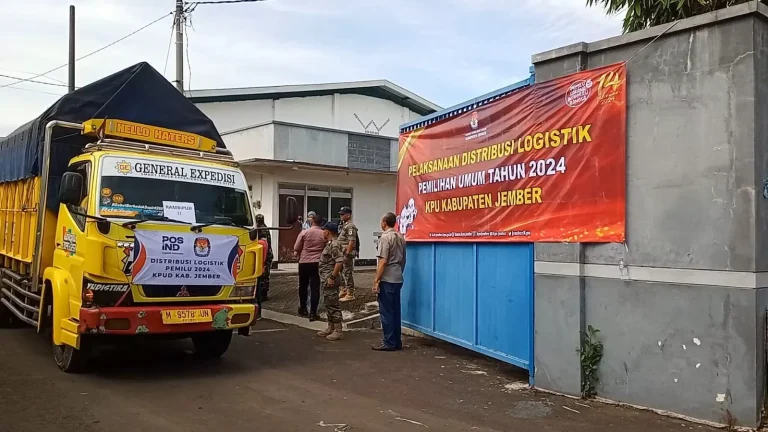 Distribusikan Logistik Pemilu 2024 di Jember Terus Dikebut, KPU Kerahkan Puluhan Armada