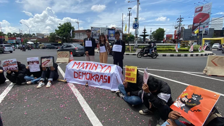 Bawa ‘Keranda Jenazah’, Mahasiswa Jember Desak Jokowi Hentikan Nepotisme