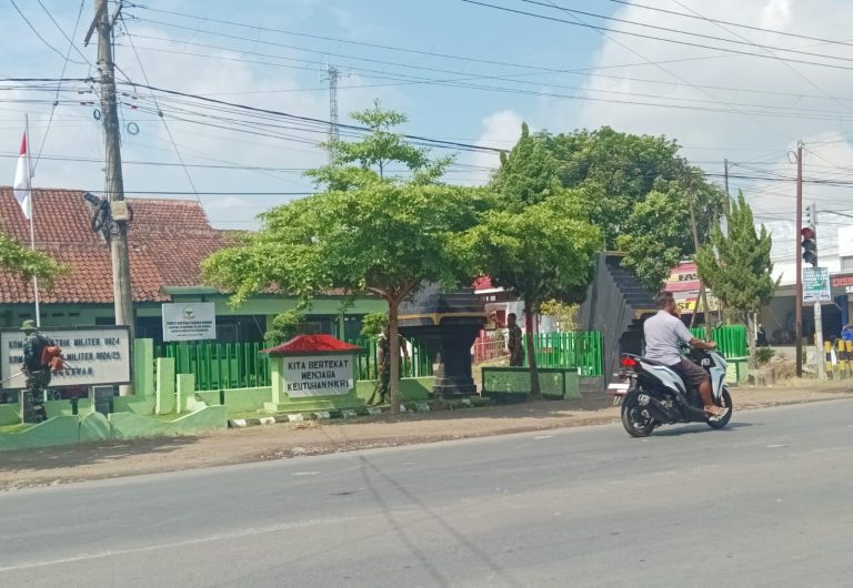 Anggota Koramil Jenggawah Melakukan kerja Bakti