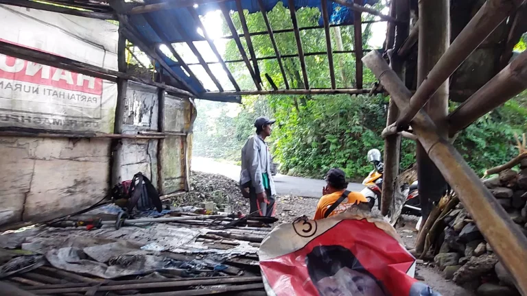 LUDES! Pos Awe-Awe di Jalur Gumitir Jember Dibakar Orang Tak Dikenal
