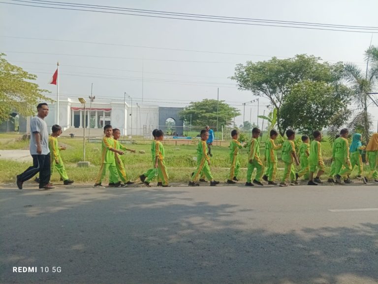 SDN Kemuningsari Kidul 01 Jalan Sehat Ceria