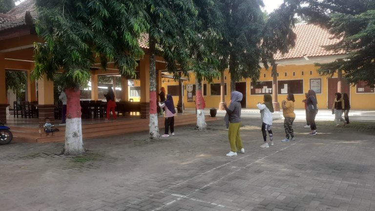 Ibu-Ibu PKK Wonojati Semangat Ikuti Senam Pagi Di Balai Desa