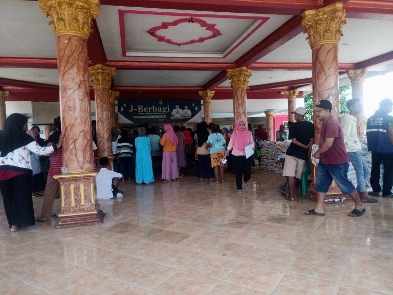 Pembagian Bansos Beras di Desa Jatisari Jenggawah