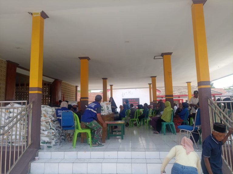 Ratusan Warga Desa Sruni Jenggawah Terima Bansos Beras