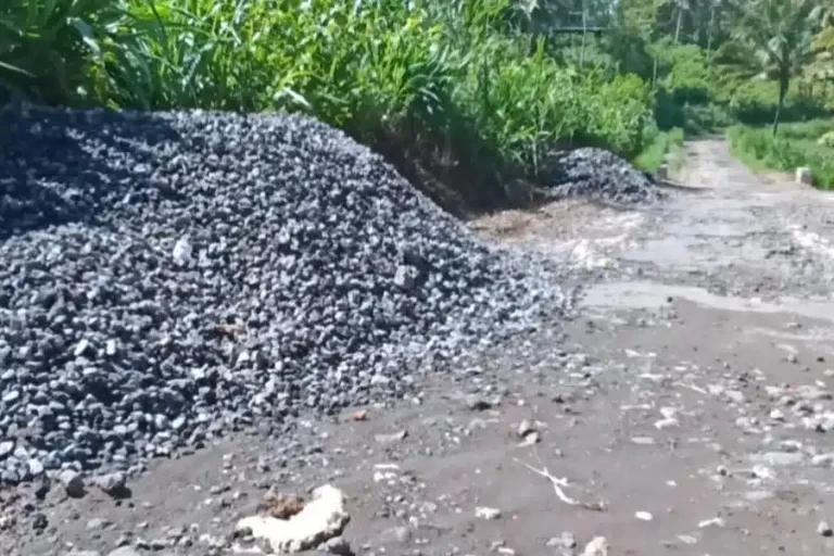 Setelah Aspal Jalan, PUPR Blitar Tarik Pasir dan Batu Koral