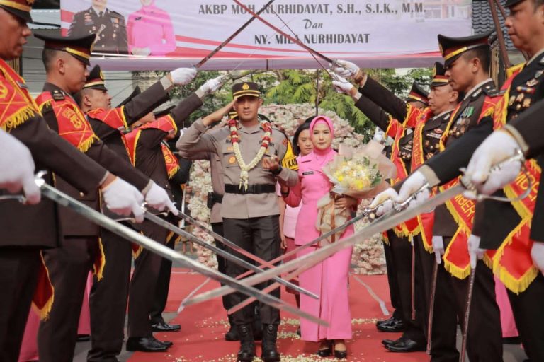 Pedang Pora Warnai Serah Terima Kapolres Jember