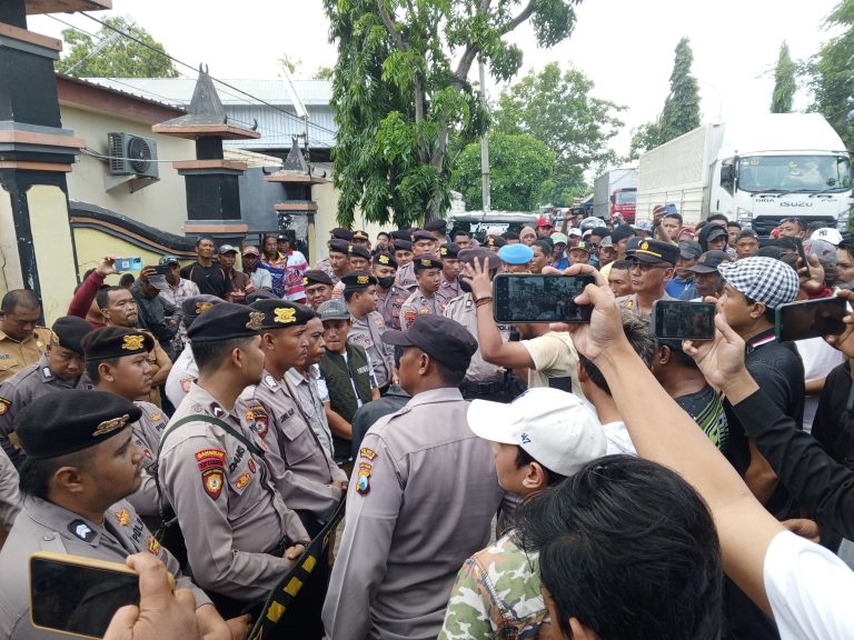 Puluhan Warga Demo PPK Soal Pemilu di Pamekasan