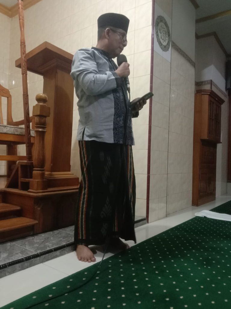 Camat Ambulu Bersama Karyawan/Karwati Kecamatan Ambulu Laksanakan Sholat Subuh Berjama’ah Di Masjid Rahmatullah