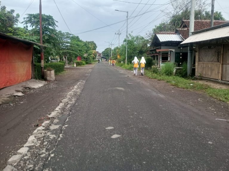 Jalan Sehat Anak Sekolah Di Desa Sruni Jenggawah