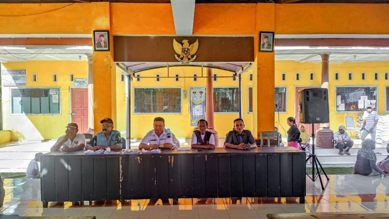Pembagian Beras Di Balai Desa Wonojati, Jember