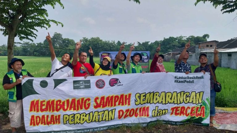 WCDI Jember Bersihkan Sampah di Area Sawah Ajung