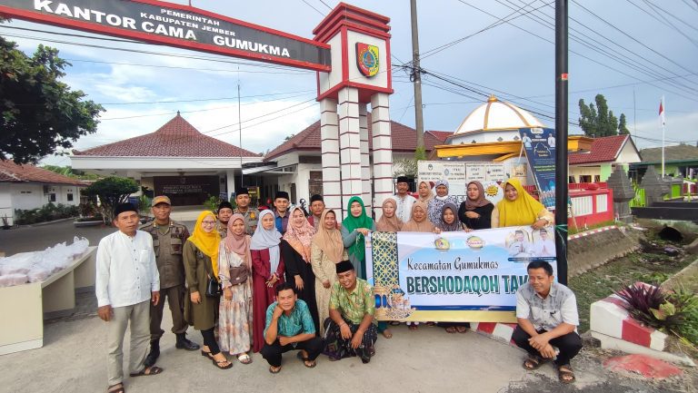 Kecamatan Gumukmas Bersodaqoh Takjil