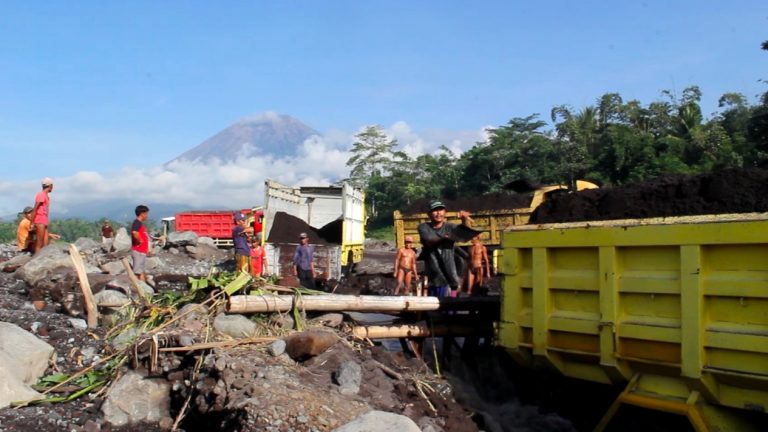 Penambang Pasir Area Gunung Semeru Tetap Bekerja Di Tengah Ancaman Banjir Lahar Susulan