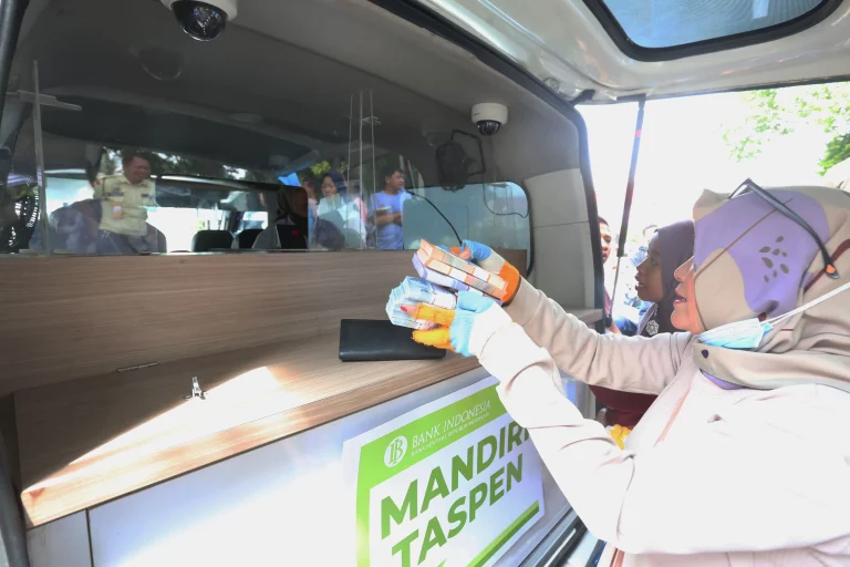 Warga Jember Mau Tukar Uang Baru? Cek Lokasi Ini, Mobil Penukaran Uang Diserbu