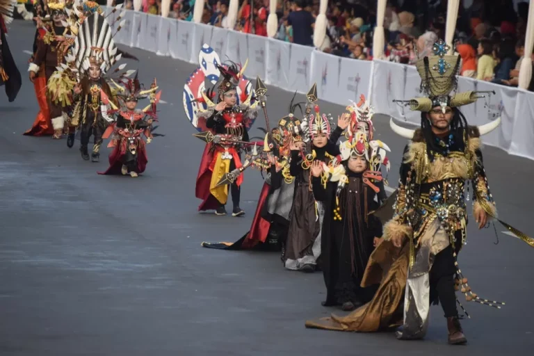 Ada Defile Dengan Filosofi Catur di Jember Fashion Carnaval JFC 2024, Seperti Apa Itu?