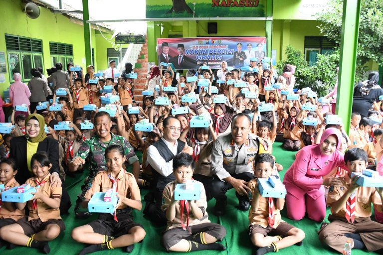 Polres Madiun Kota Bagikan Makanan Bergizi Gratis untuk Siswa Sekolah Dasar, Untuk Mendukung Program Presiden Prabowo