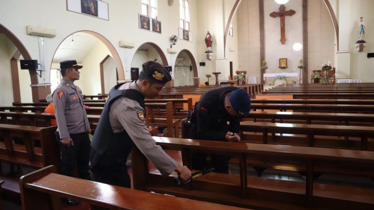 Polres Madiun Kota Gandeng Tim Jibom Batalyon C Pelopor Satbrimob Polda Jatim, Sterilisasi Gereja