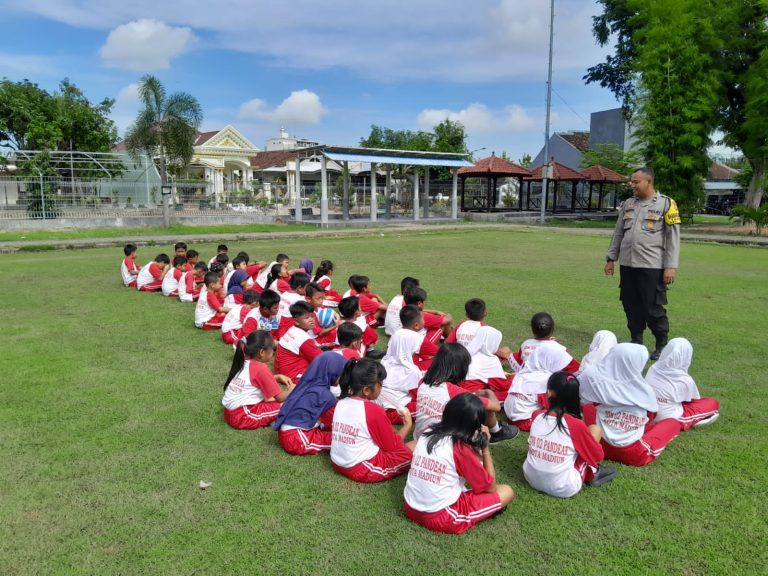 Bhabinkamtibmas Sampaikan Pesan Belajar Giat, Berakhlak dan Motivasi Pelajar untuk Raih Cita-Cita
