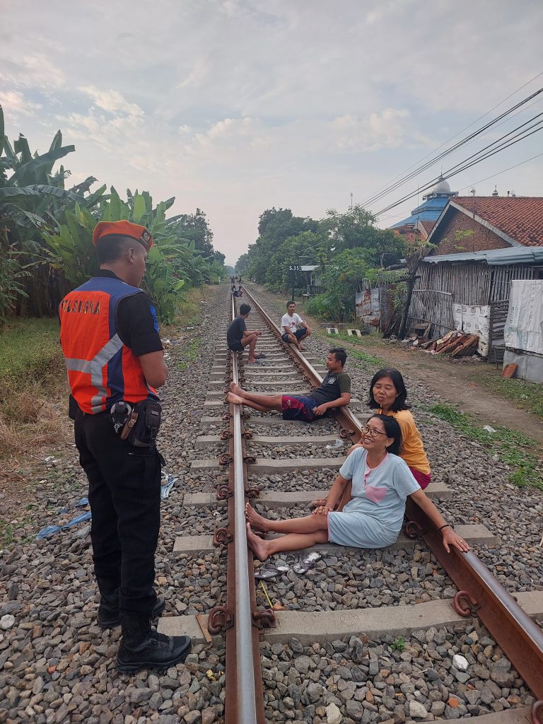PT KAI Daop 5 Imbau Tidak Bermain atau berakitfitas di Sekitar Rel Kereta Api pada Libur Sekolah