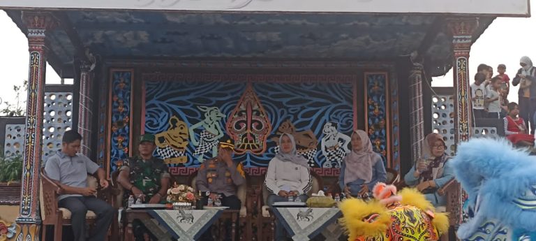 Polres Madiun Kota Resmikan Miniatur Balon Udara dan Patung Pendekar di Kampung Pesona Madiun Lor