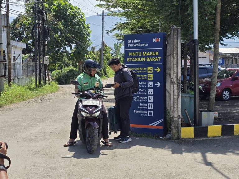 Layanan Angkutan Terusan Berbasis Online Dapat Dimanfaatkan di Pintu Barat Stasiun Purwokerto