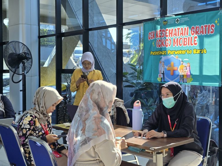 KAI Daop 5 dan Puskesmas Purwokerto Barat Laksanakan Skrining Kesehatan Gratis Sesuai Arahan Presiden di Stasiun Purwokerto