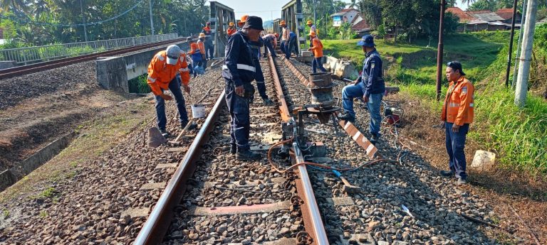 KAI Daop 5 Purwokerto Tingkatkan Keselamatan dengan Penggantian Rel di Jalur Gombong–Karanganyar