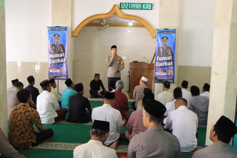 Dekatkan Diri ke Masyarakat, Kapolres Madiun Laksanakan Jumat Curhat di Masjid Kuncen
