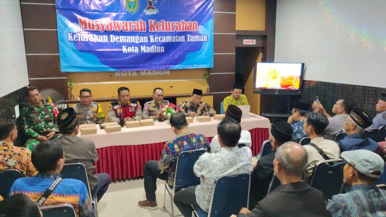 Sinergi Tiga Pilar, Bhabinkamtibmas dan Babinsa Hadiri Pertemuan Rutin Warga Kelurahan Demangan