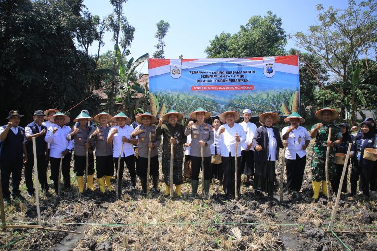 Polres Madiun dan Ponpes Al Syafi’i Bersinergi Tanam Jagung untuk Swasembada Pangan