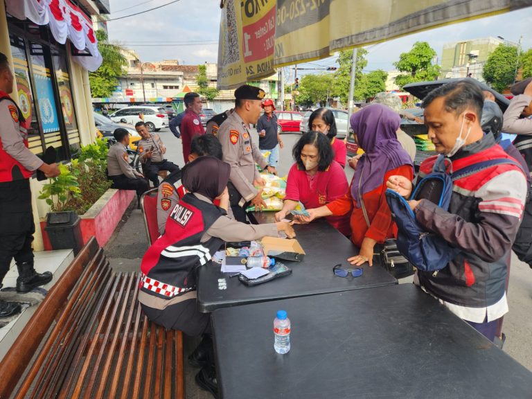 Polres Madiun Kota Gelar Gerakan Pangan Murah di Alun-Alun, Beras Murah Diserbu Warga