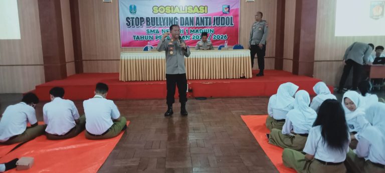 Polres Madiun Kota Sosialisasi Stop Bullying dan Anti Judi Online di SMAN 1 Madiun